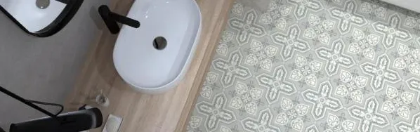 Baño con azulejos efecto hidráulico, colección Bel histoire de Revoir Paris