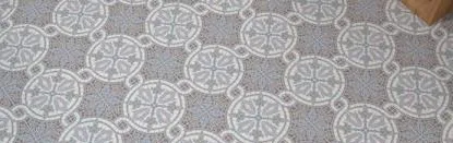 Baño con azulejos efecto hidráulico en tonos fríos, colección Bel histoire de Revoir Paris