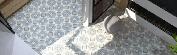 Baño con azulejos efecto hidráulico en tonos fríos, colección Bel histoire de Revoir Paris