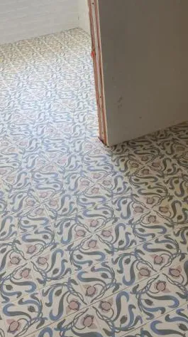Baño con azulejos efecto hidráulico, colección Bel histoire de Revoir Paris
