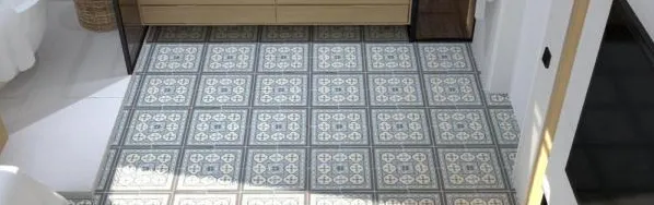 Baño con azulejos efecto hidráulico, colección Bel histoire de Revoir Paris