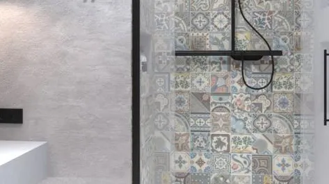 Baño con azulejos efecto hidráulico en tonos neutros, colección Bel histoire de Revoir Paris
