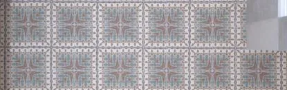 Baño con azulejos efecto hidráulico, colección Bel histoire de Revoir Paris