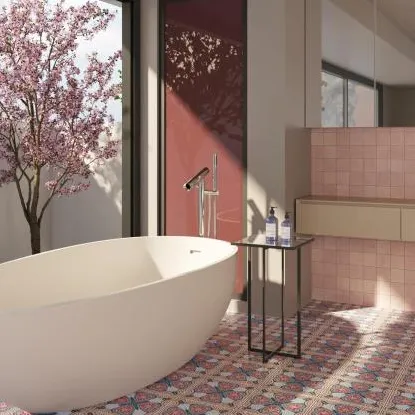 Baño con azulejos efecto hidráulico en tonos cálidos, colección Bel histoire de Revoir Paris