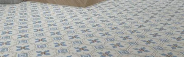 Baño con azulejos efecto hidráulico en tonos fríos, colección Bel histoire de Revoir Paris