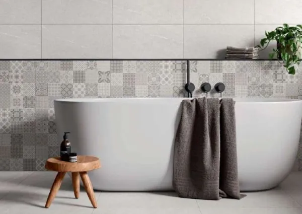 Baño con azulejos efecto hidráulico en tonos neutros, colección Blur de Alaplana