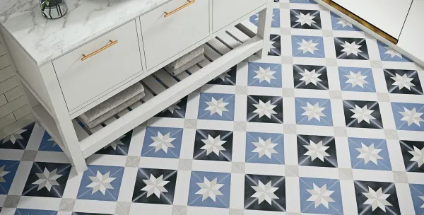 Baño con azulejos efecto hidráulico en tonos fríos, colección Boheme de Grespania