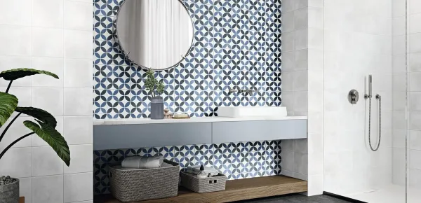 Baño con azulejos efecto hidráulico, colección Boheme de Grespania
