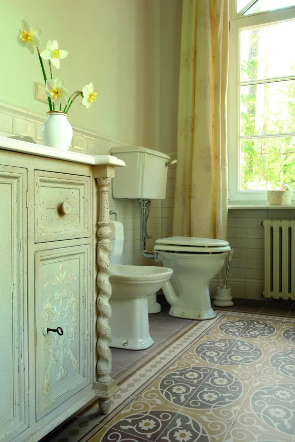 Baño con azulejos efecto hidráulico en tonos fríos, colección Caprice de Equipe