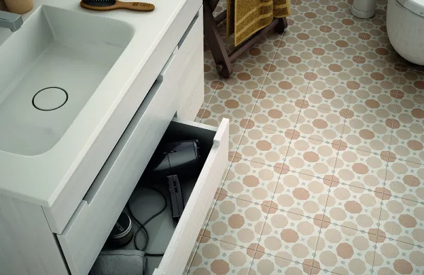 Baño con azulejos efecto hidráulico, colección Caprice de Equipe