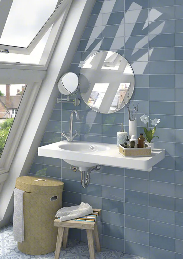 Baño con azulejos efecto hidráulico en tonos fríos, colección Corso de Vives