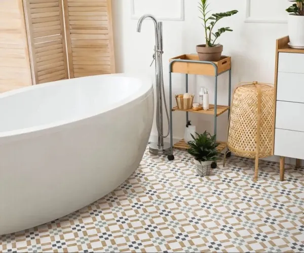 Baño con azulejos efecto hidráulico, colección Cosmopolitan de Ribesalbes