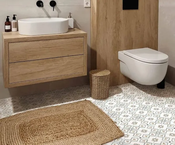 Baño con azulejos efecto hidráulico en tonos cálidos, colección Cosmopolitan de Ribesalbes