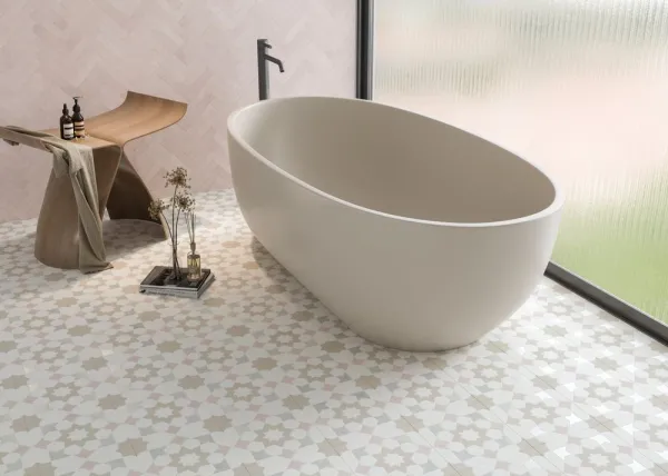 Baño con azulejos efecto hidráulico, colección Doha de Harmony