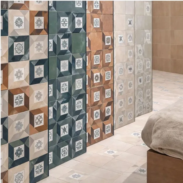Baño con azulejos efecto hidráulico en tonos cálidos, colección Elegance de Mainzu