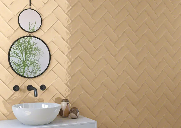 Baño con azulejos efecto hidráulico en tonos cálidos, colección Etnia de Vives