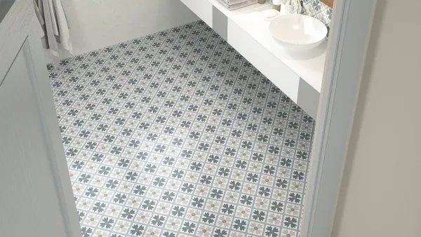 Baño con azulejos efecto hidráulico, colección Fiorella de Ape