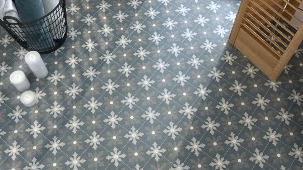 Baño con azulejos efecto hidráulico en tonos fríos, colección Fiorella de Ape