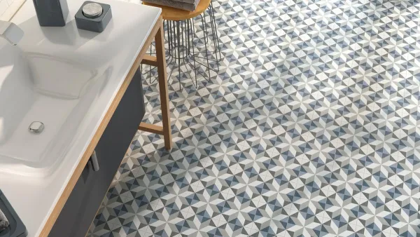 Baño con azulejos efecto hidráulico, colección Fiorella de Ape