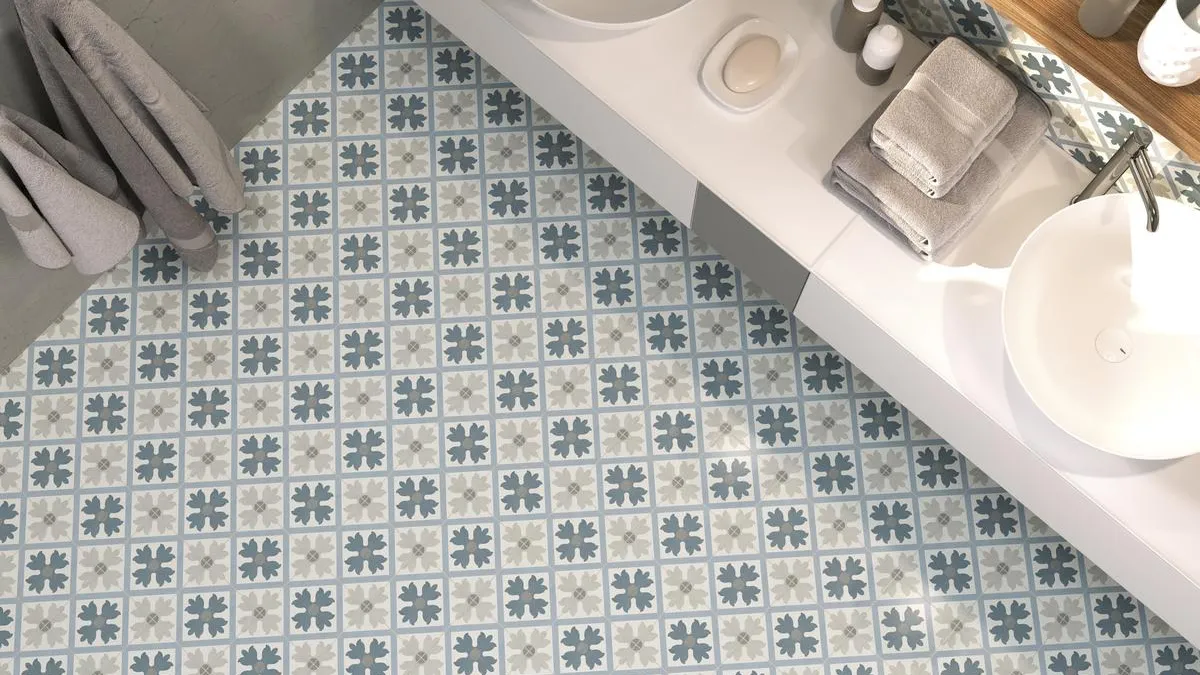 Baño con azulejos efecto hidráulico en tonos fríos, colección Fiorella de Ape