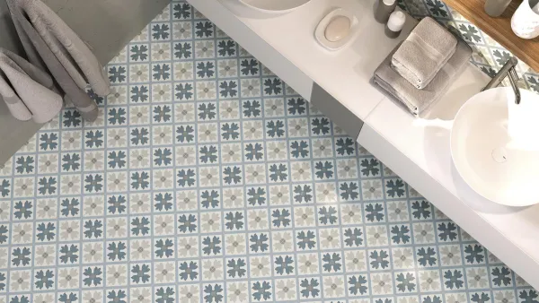 Baño con azulejos efecto hidráulico en tonos fríos, colección Fiorella de Ape