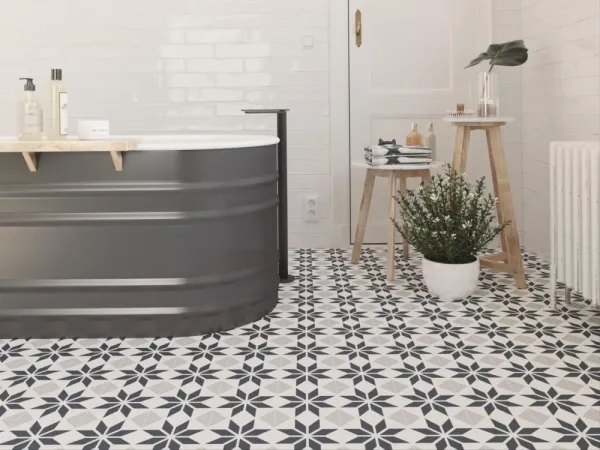 Baño con azulejos efecto hidráulico en tonos neutros, colección Fontenay de Pissano