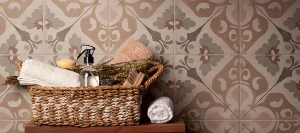 Baño con azulejos efecto hidráulico en tonos cálidos, colección Fs 1827 de Peronda