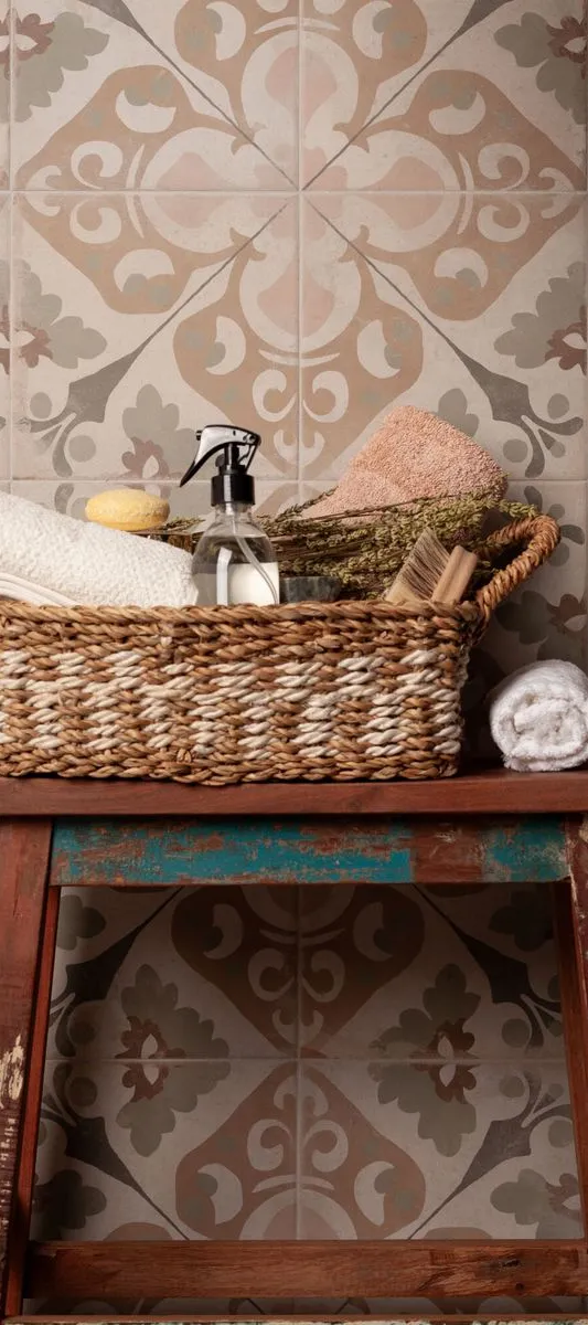 Baño con azulejos efecto hidráulico en tonos cálidos, colección Fs 1827 de Peronda