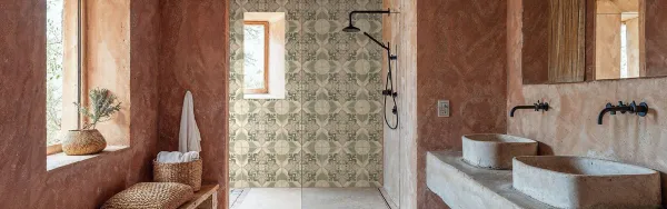 Baño con azulejos efecto hidráulico en tonos cálidos, colección Fs 1827 de Peronda