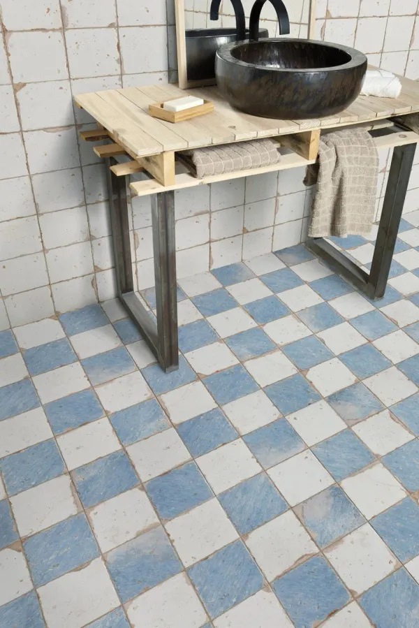 Baño con azulejos efecto hidráulico en tonos fríos, colección Fs artisan de Peronda