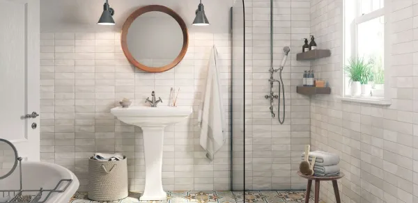 Baño con azulejos efecto hidráulico en tonos neutros, colección Fs clay de Peronda