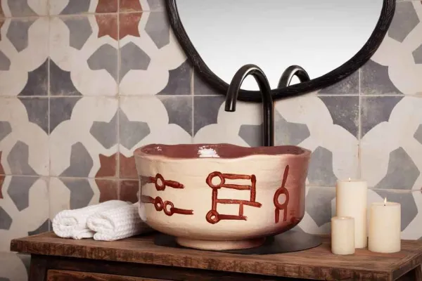 Baño con azulejos efecto hidráulico en tonos cálidos, colección Fs farfalla de Peronda