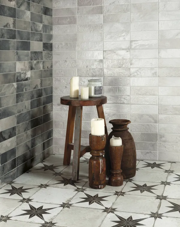 Baño con azulejos efecto hidráulico en tonos neutros, colección Fs raku de Peronda