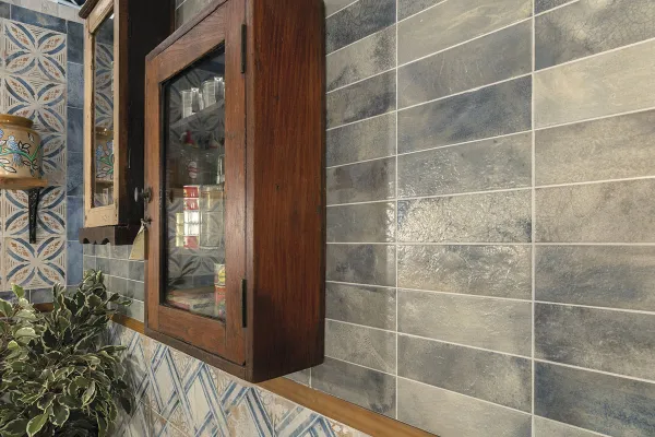 Baño con azulejos efecto hidráulico, colección Fs roots de Peronda