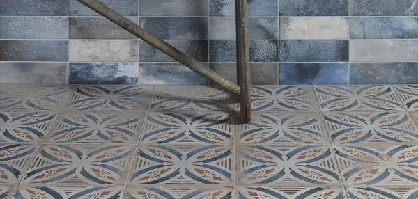 Baño con azulejos efecto hidráulico en tonos fríos, colección Fs roots de Peronda