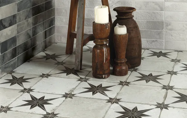 Baño con azulejos efecto hidráulico en tonos neutros, colección Fs star de Peronda