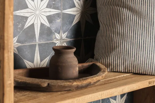 Baño con azulejos efecto hidráulico en tonos cálidos, colección Fs star de Peronda