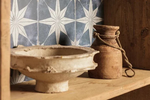 Baño con azulejos efecto hidráulico en tonos cálidos, colección Fs star de Peronda