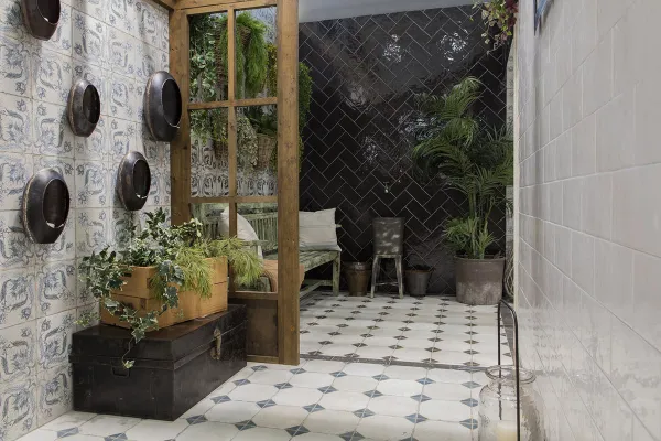 Baño con azulejos efecto hidráulico en tonos neutros, colección Fs yard de Peronda