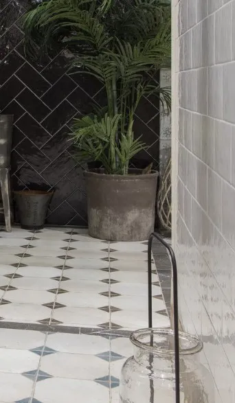 Baño con azulejos efecto hidráulico en tonos neutros, colección Fs yard de Peronda