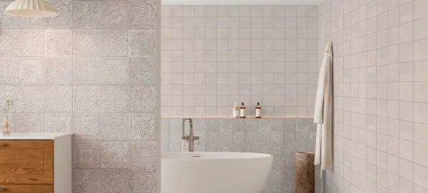 Baño con azulejos efecto hidráulico en tonos cálidos, colección Gatsby de Aparici