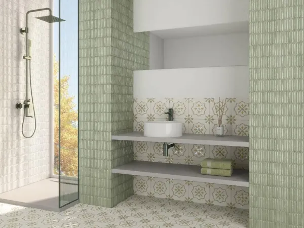 Baño con azulejos efecto hidráulico, colección Llevant de Harmony