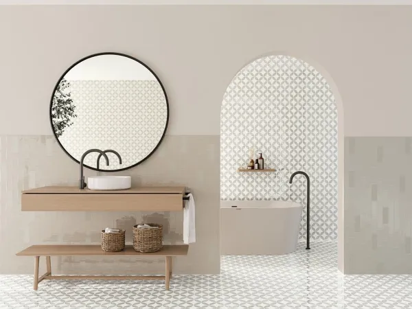 Baño con azulejos efecto hidráulico en tonos neutros, colección Mayari de Harmony