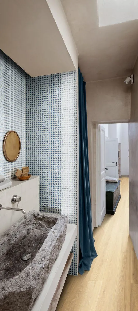 Baño con azulejos efecto hidráulico, colección Memoria de Marazzi