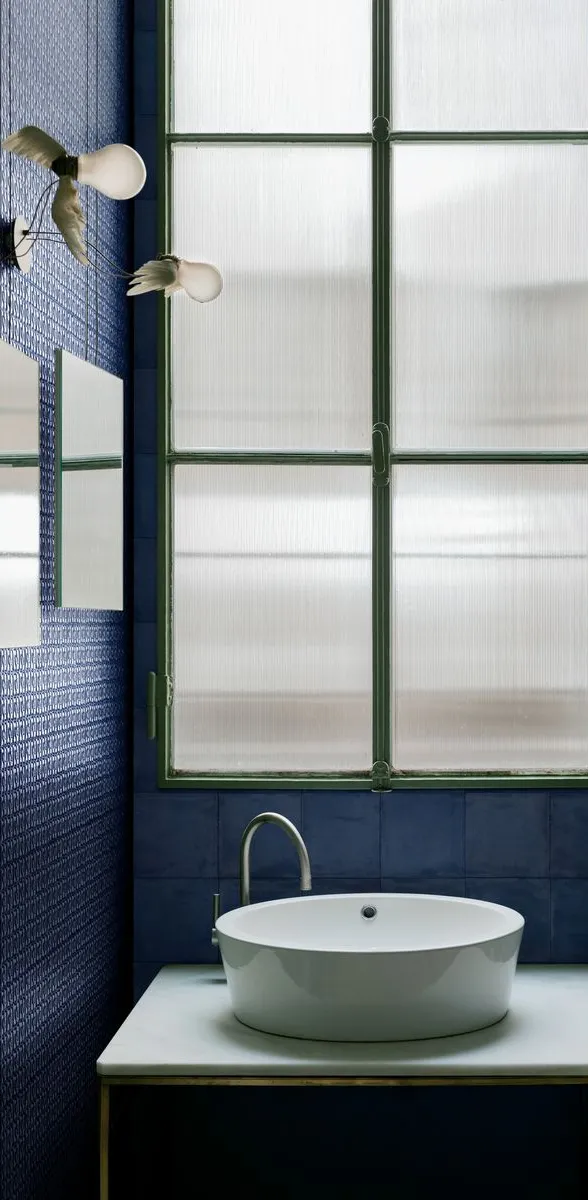Baño con azulejos efecto hidráulico en tonos fríos, colección Memoria de Marazzi