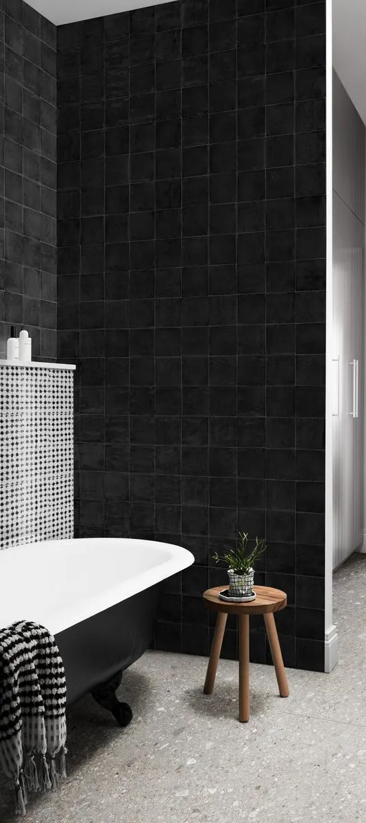 Baño con azulejos efecto hidráulico en tonos neutros, colección Memoria de Marazzi