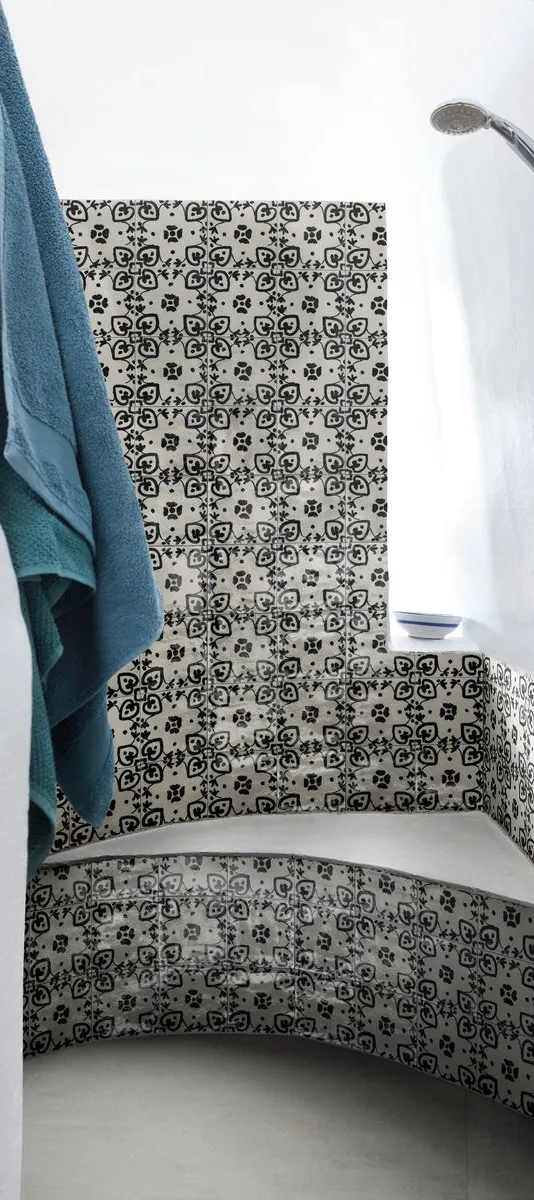 Baño con azulejos efecto hidráulico, colección Memoria de Marazzi