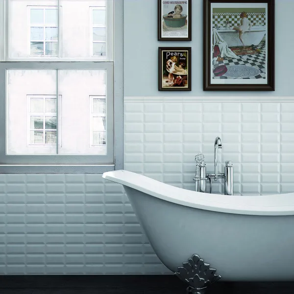 Baño con azulejos efecto hidráulico en tonos fríos, colección Metro de Equipe