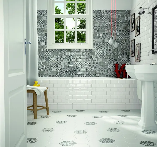Baño con azulejos efecto hidráulico, colección Metro de Equipe