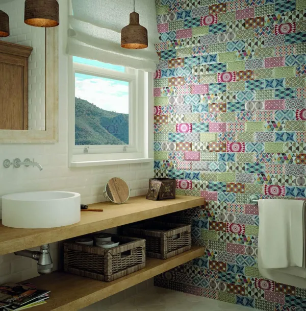 Baño con azulejos efecto hidráulico en tonos fríos, colección Metro de Equipe